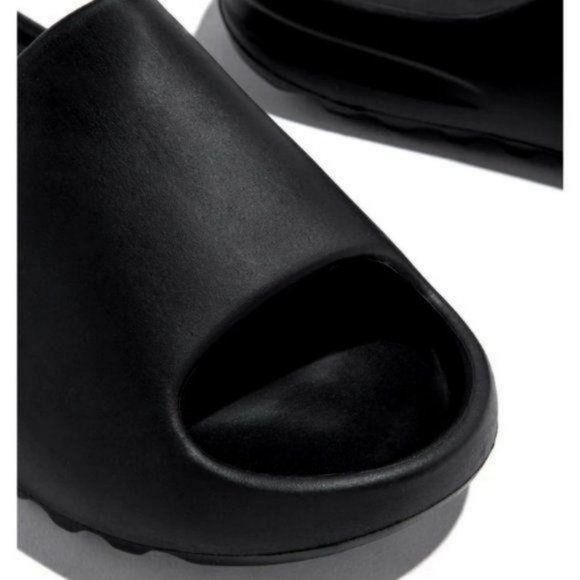 Lounge Slide Sandal in Black - Picture 4 of 9